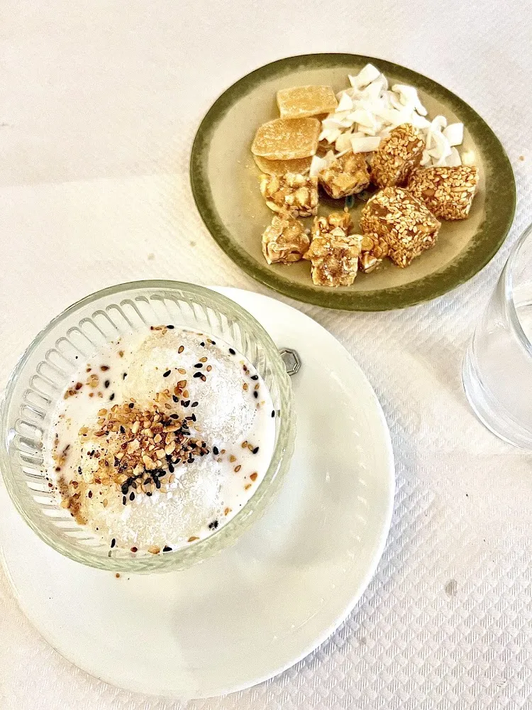 Boules de Coco Et Assiette de Gourmandises