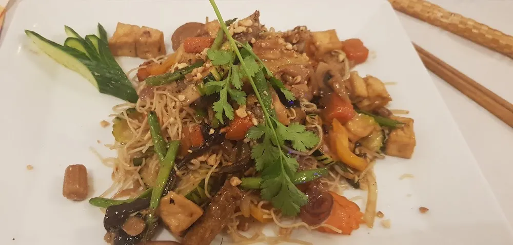 Tofu Et Nouilles Sautées Avec Ses Légumes